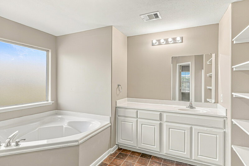 1,885/Mo, 4419 Thistle Pond Ct Richmond, TX 77469 Primary Bathroom View 2