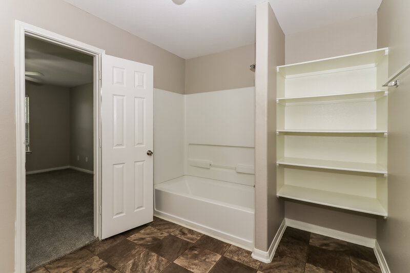 1,900/Mo, 6823 Dawn Bloom Ln Richmond, TX 77469 Main Bathroom View 2