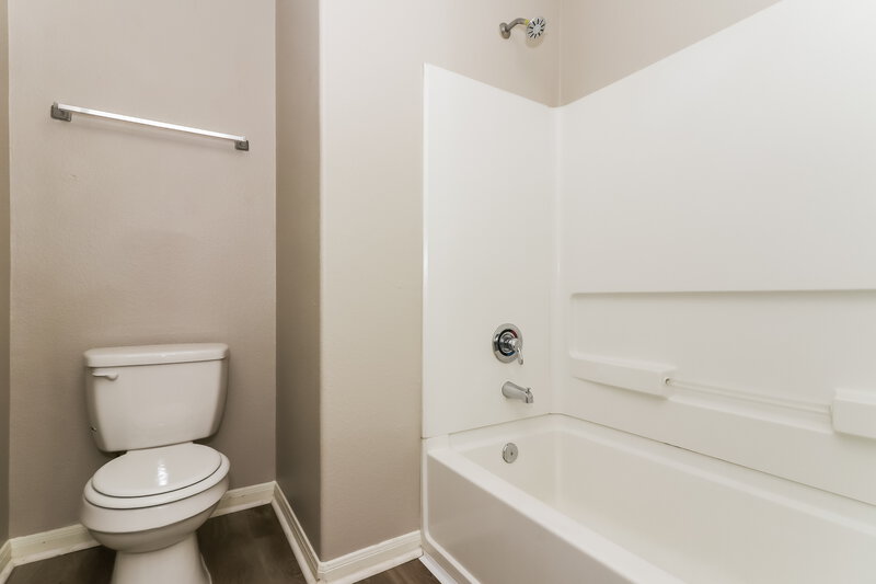 1,900/Mo, 6823 Dawn Bloom Ln Richmond, TX 77469 Bathroom View 2