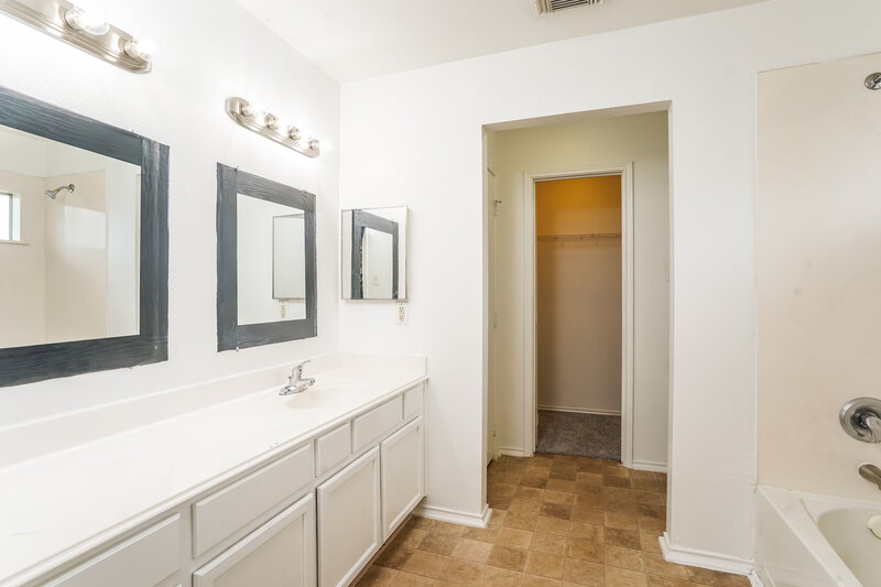 2,170/Mo, 13130 Pine Thicket Ln Houston, TX 77085 Main Bathroom View