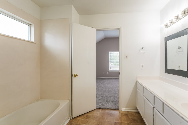 2,170/Mo, 13130 Pine Thicket Ln Houston, TX 77085 Main Bathroom View 2
