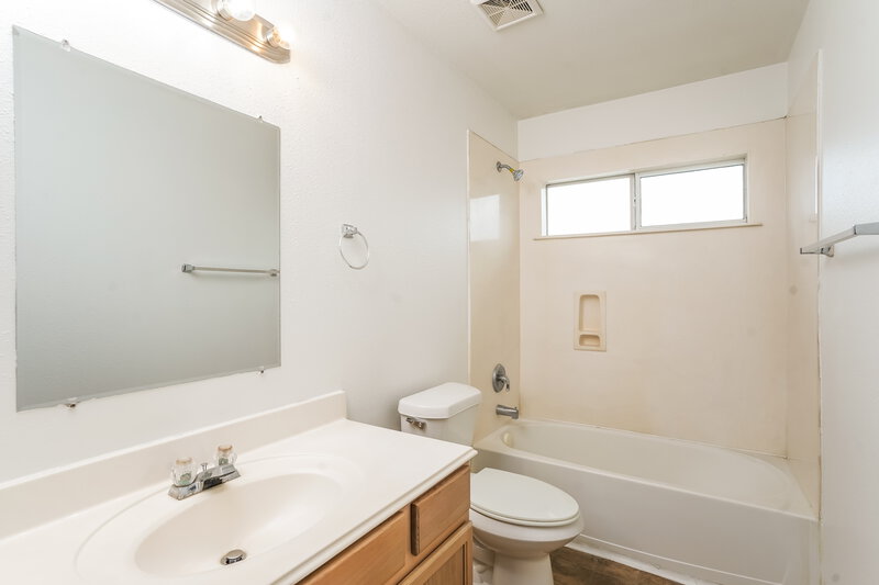 2,170/Mo, 13130 Pine Thicket Ln Houston, TX 77085 Bathroom View