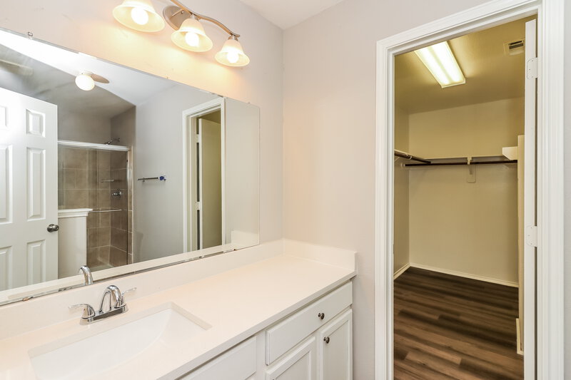 1,895/Mo, 18215 Olive Leaf Dr Houston, TX 77084 Main Bathroom View