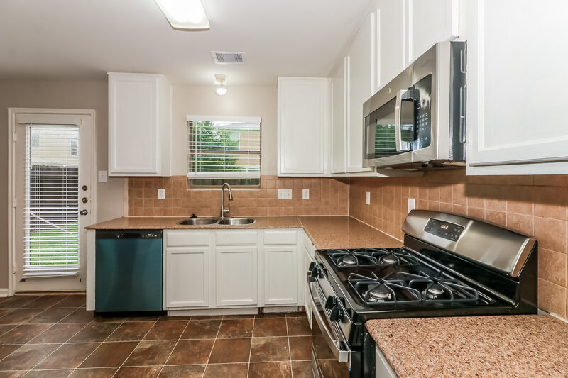 0/Mo, 20730 Dickinson Manor Ln Cypress, TX 77433 Kitchen View 2