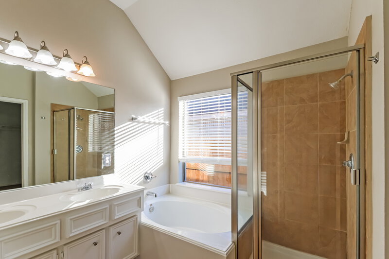 1,905/Mo, 2606 Winding Creek Way Conroe, TX 77385 Main Bathroom View