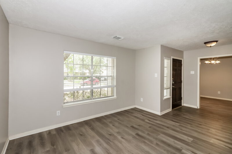 2,475/Mo, 4635 Linden Pl Pearland, TX 77584 Living Room View 2