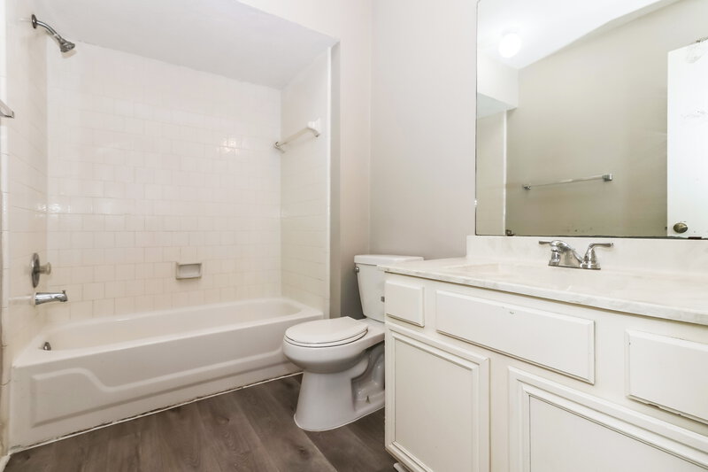 2,475/Mo, 4635 Linden Pl Pearland, TX 77584 Bathroom View 2