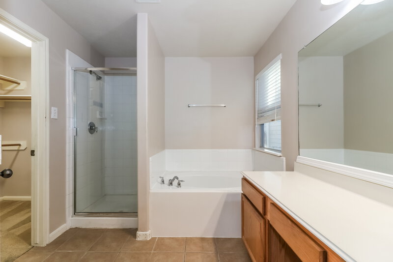 2,155/Mo, 10834 Waterfern Ct Houston, TX 77064 Main Bathroom View
