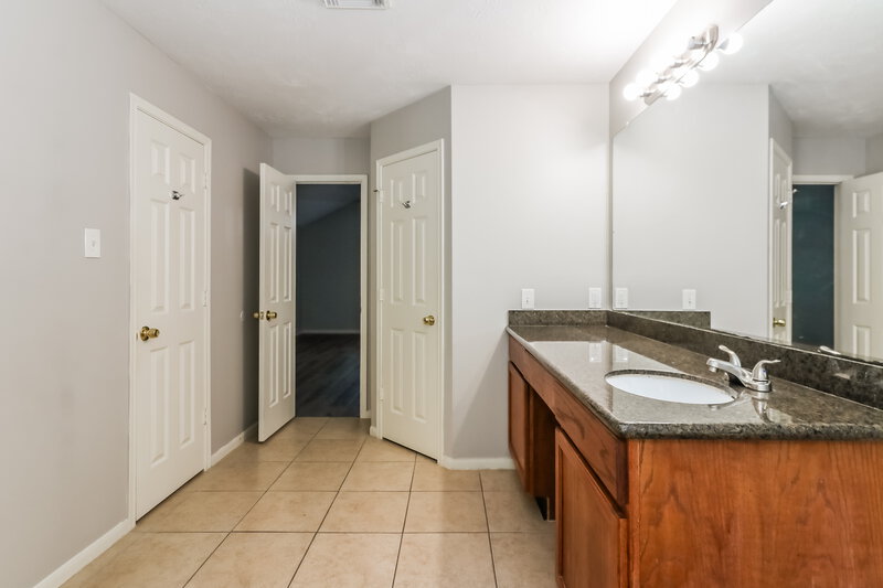 0/Mo, 6803 Hedgewick Dr Houston, TX 77084 Main Bathroom View 2