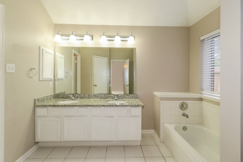 2,065/Mo, 3727 Liles Ln Humble, TX 77396 Main Bathroom View