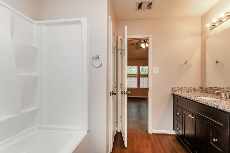 1,715/Mo, 9808 Woodhollow Dr Conroe, TX 77385 Main Bathroom View