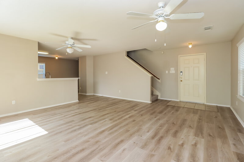 1,870/Mo, 13102 Gatton Park Dr Houston, TX 77066 Living Room View 2