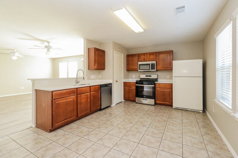 1,870/Mo, 13102 Gatton Park Dr Houston, TX 77066 Kitchen View 2
