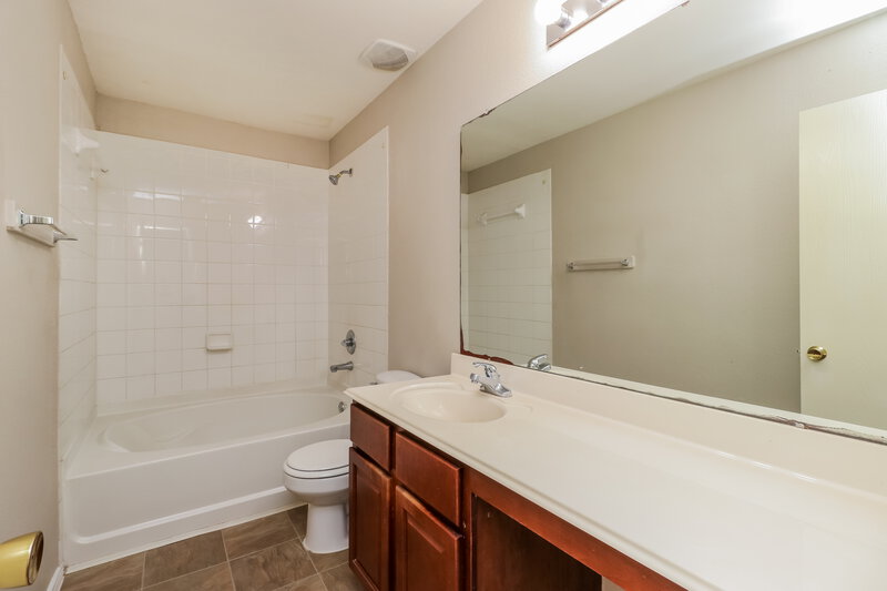 1,870/Mo, 13102 Gatton Park Dr Houston, TX 77066 Main Bathroom View