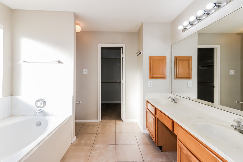1,850/Mo, 5618 Imperial Grove Dr Houston, TX 77066 Main Bathroom View
