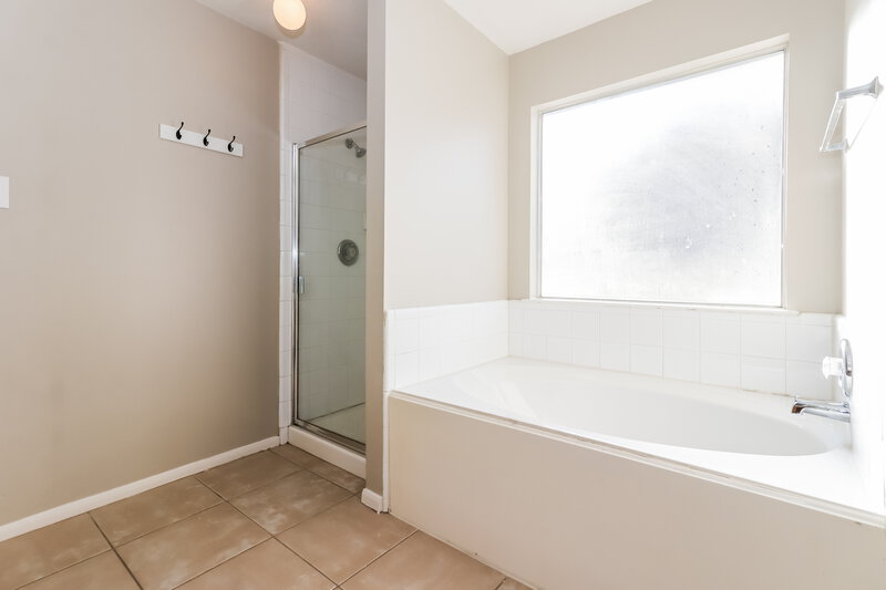 1,850/Mo, 5618 Imperial Grove Dr Houston, TX 77066 Main Bathroom View 2