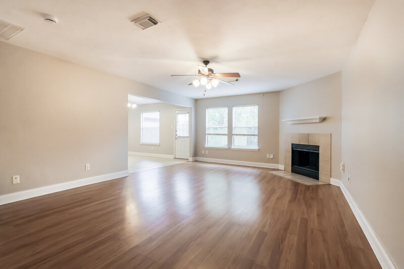 1,675/Mo, 19530 Sandy Bank Dr Tomball, TX 77375 Living Room View