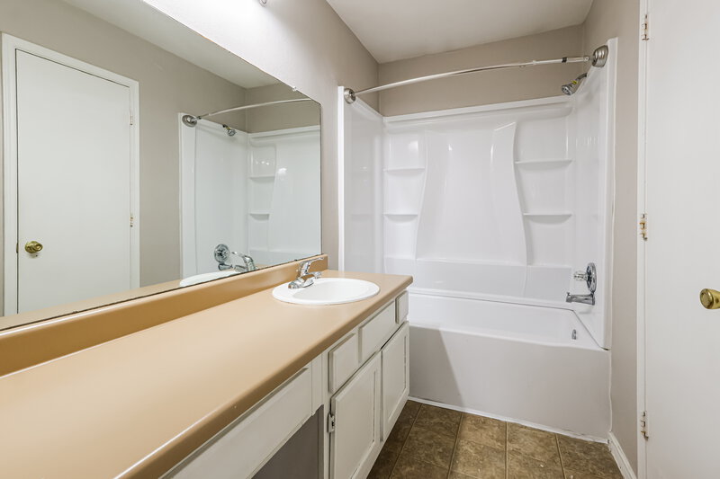 1,675/Mo, 19530 Sandy Bank Dr Tomball, TX 77375 Main Bathroom View