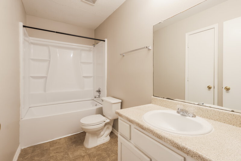 1,675/Mo, 19530 Sandy Bank Dr Tomball, TX 77375 Bathroom View