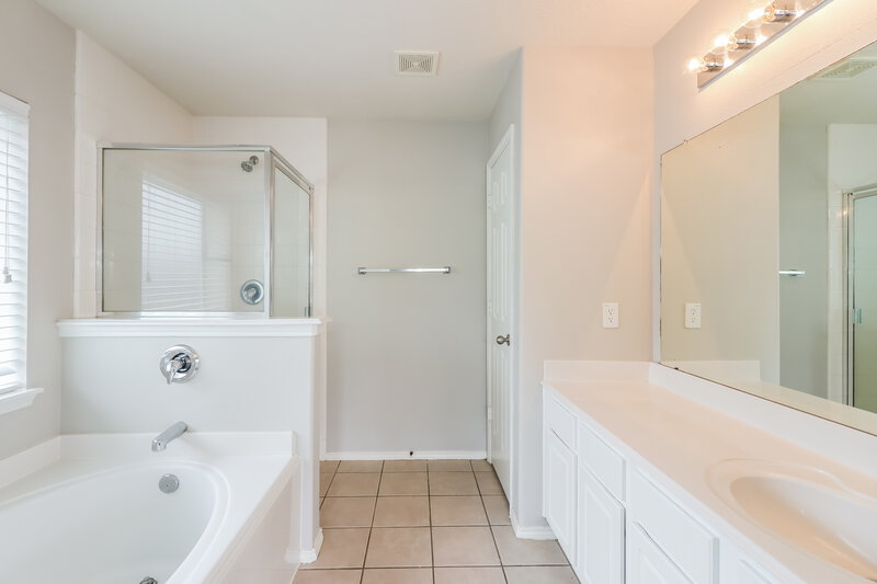 1,970/Mo, 20526 Lantern Springs Ln Cypress, TX 77433 Main Bathroom View