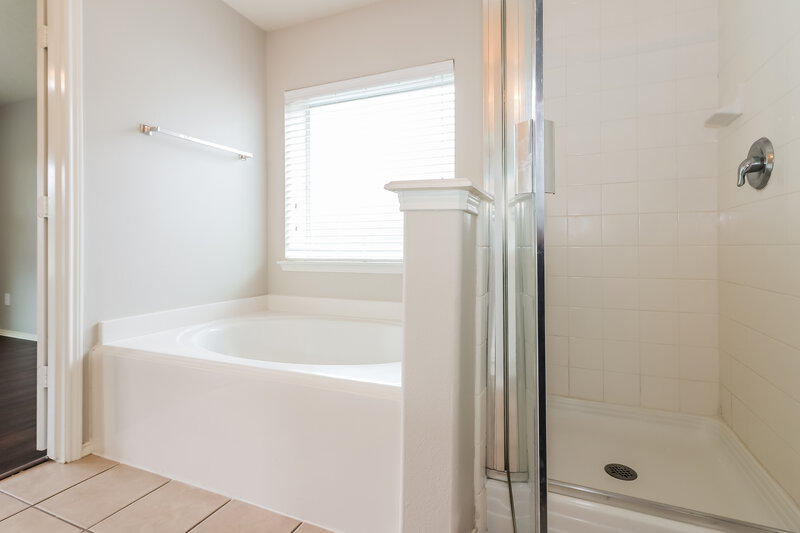 1,970/Mo, 20526 Lantern Springs Ln Cypress, TX 77433 Main Bathroom View 2
