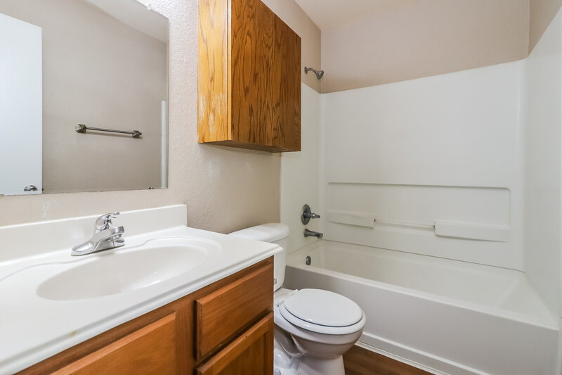 1,620/Mo, 12806 Blue Timbers Ct Houston, TX 77044 Main Bathroom View