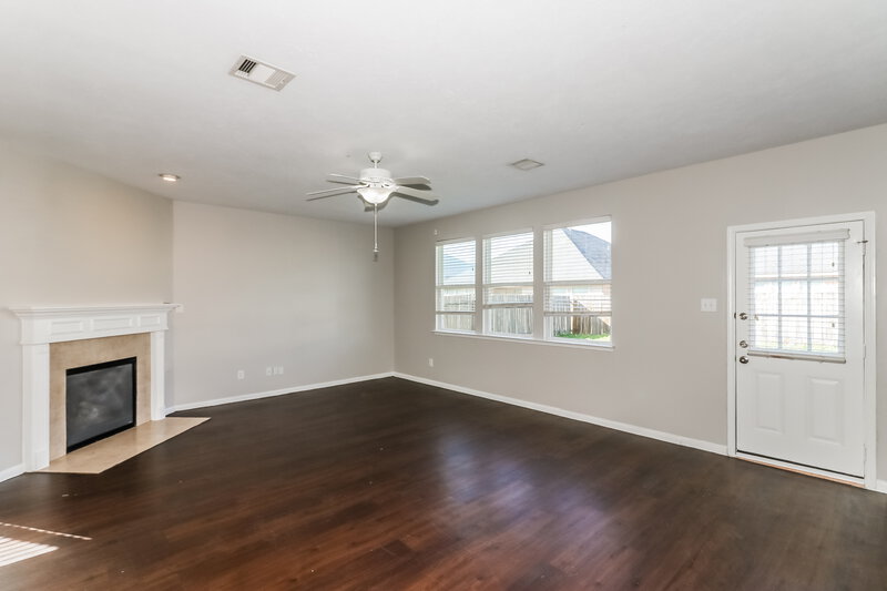 2,340/Mo, 1006 Blair Field Ln Fresno, TX 77545 Living Room View 2