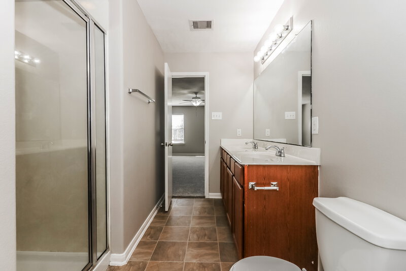2,340/Mo, 1006 Blair Field Ln Fresno, TX 77545 Main Bathroom View 2