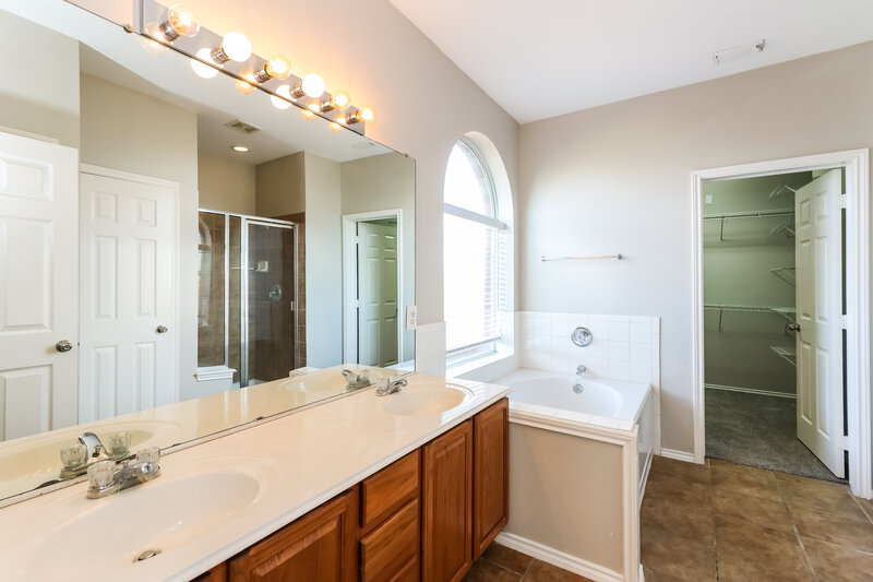 2,280/Mo, 2702 Darby Brook Dr Fresno, TX 77545 Main Bathroom View