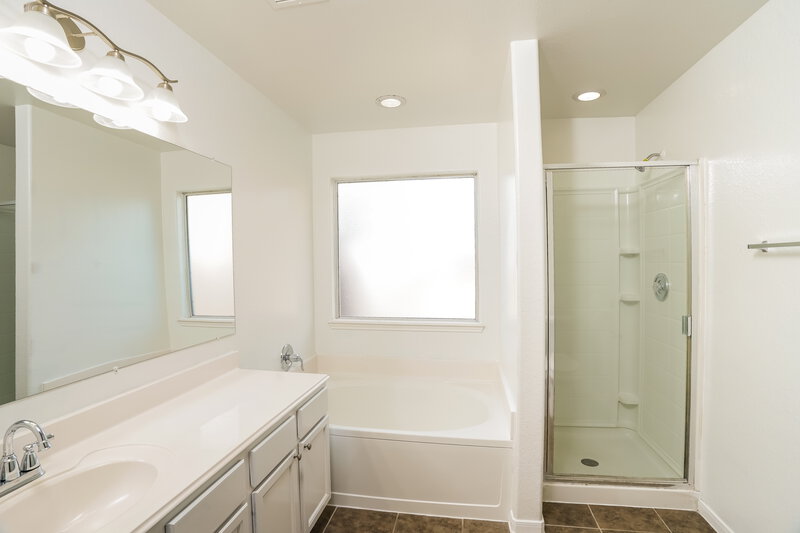 2,730/Mo, 903 Wild Cotton Rd Rosenberg, TX 77471 Main Bathroom View