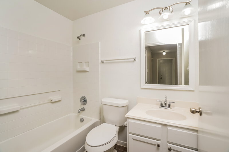 2,730/Mo, 903 Wild Cotton Rd Rosenberg, TX 77471 Main Bathroom View 2