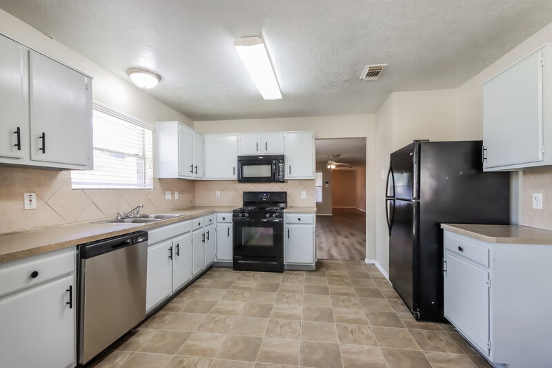 1,785/Mo, 10331 Mist Ln Houston, TX 77070 Kitchen View 2