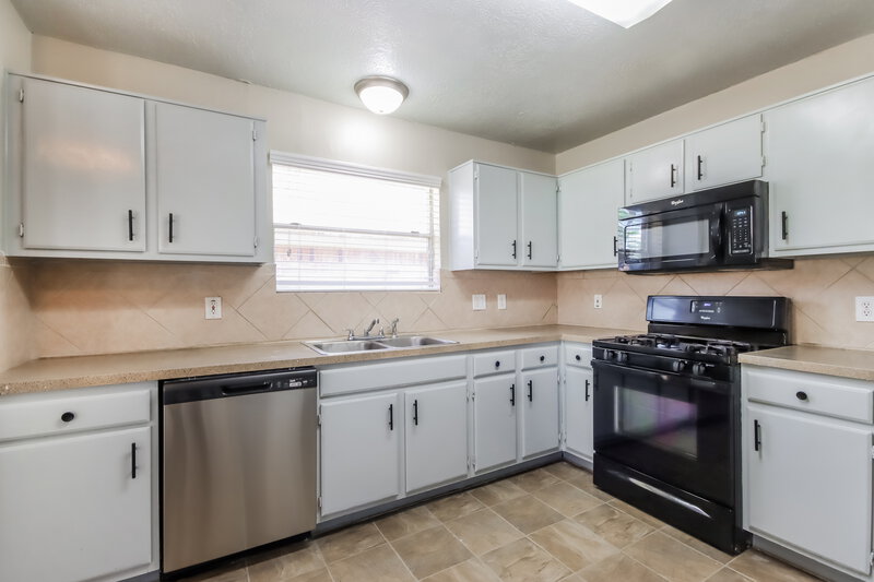 1,785/Mo, 10331 Mist Ln Houston, TX 77070 Kitchen View 3