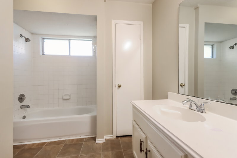 1,785/Mo, 10331 Mist Ln Houston, TX 77070 Main Bathroom View