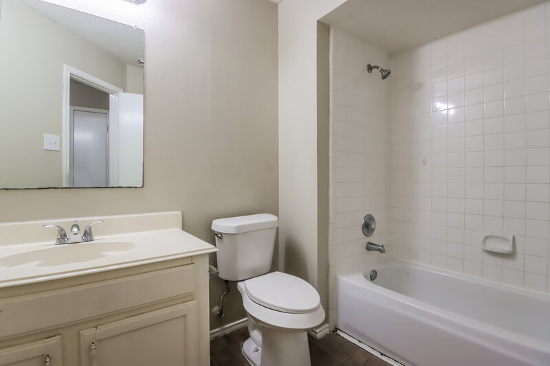1,785/Mo, 10331 Mist Ln Houston, TX 77070 Bathroom View