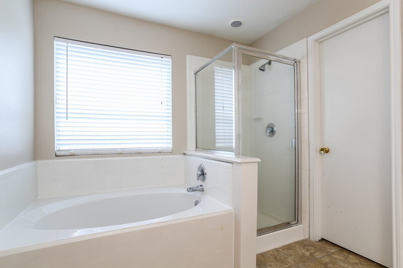 1,710/Mo, 12231 Hawthorne Hill Cir Humble, TX 77346 Main Bathroom View 2