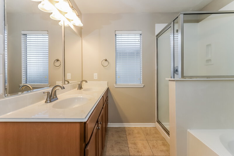 2,115/Mo, 13118 Majestic Place Ct Houston, TX 77047 Main Bathroom View