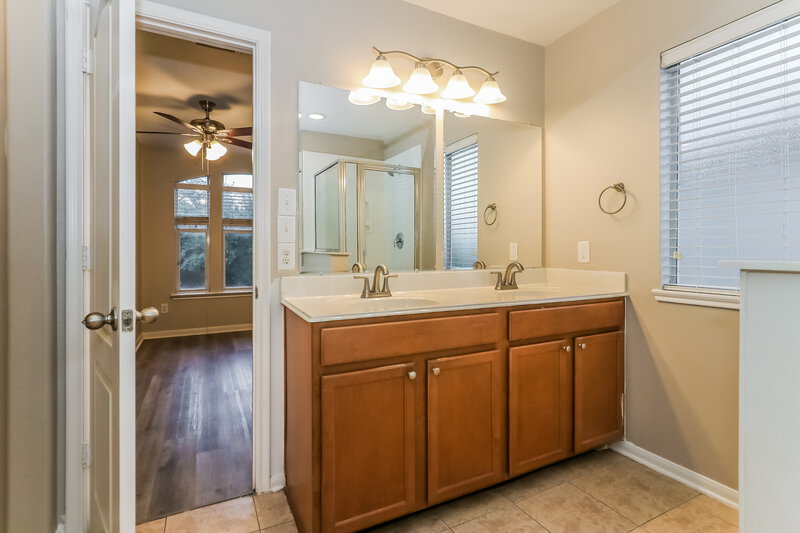 2,115/Mo, 13118 Majestic Place Ct Houston, TX 77047 Main Bathroom View 2