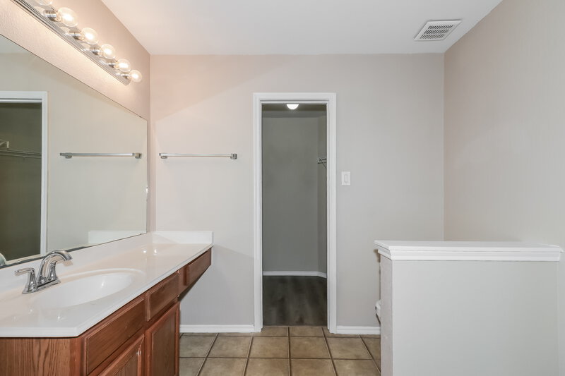 2,250/Mo, 16406 Chandler Ridge Ln Cypress, TX 77429 Main Bathroom View