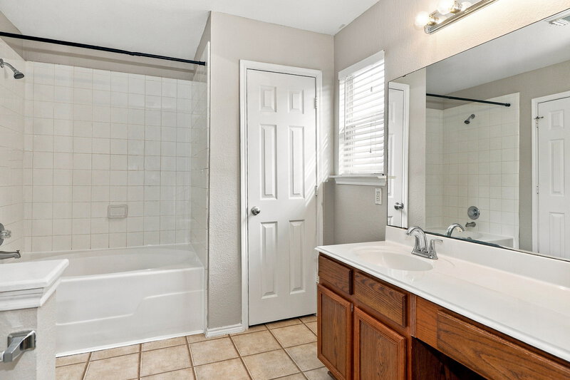 1,685/Mo, 16406 Chandler Ridge Ln Cypress, TX 77429 Primary Bathroom View 2