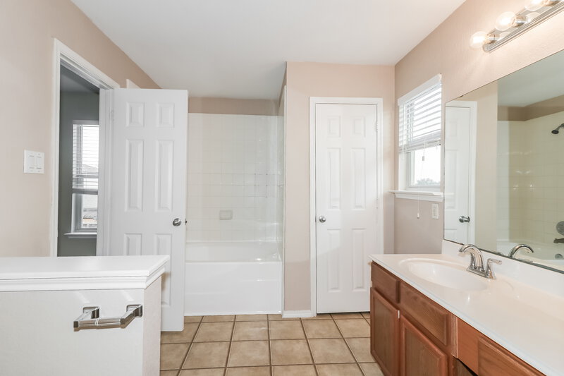 2,250/Mo, 16406 Chandler Ridge Ln Cypress, TX 77429 Main Bathroom View 2