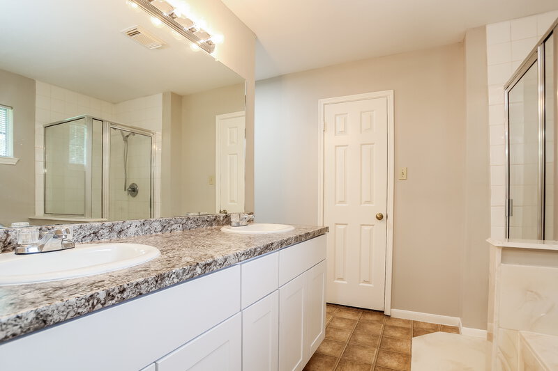 1,840/Mo, 9847 Stableway Dr Houston, TX 77065 Main Bathroom View