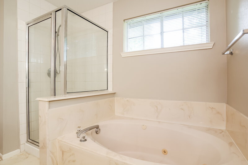 1,840/Mo, 9847 Stableway Dr Houston, TX 77065 Main Bathroom View 2