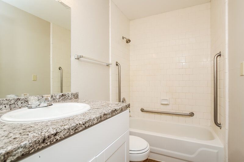 1,840/Mo, 9847 Stableway Dr Houston, TX 77065 Bathroom View