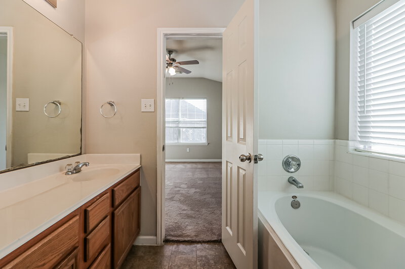 1,805/Mo, 15527 Lady Shery Ln Cypress, TX 77429 Main Bathroom View 2