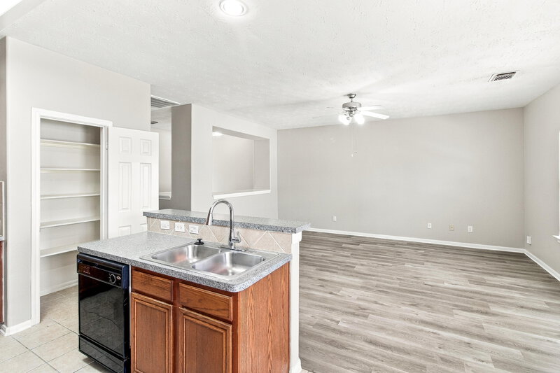 1,805/Mo, 814 Forest Ivy Ln Houston, TX 77067 Kitchen View