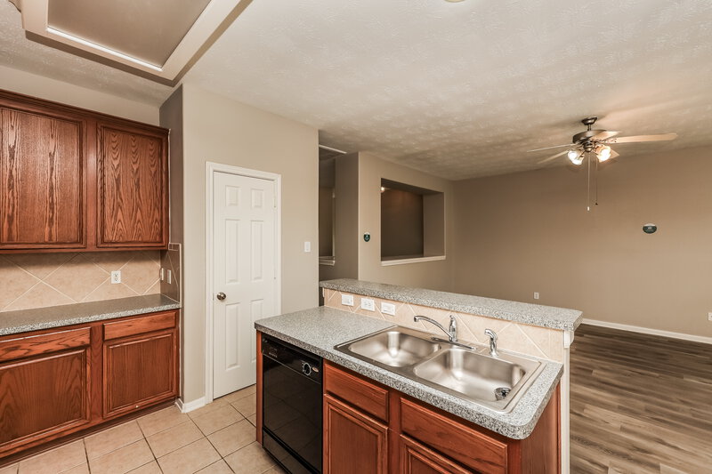 1,790/Mo, 814 Forest Ivy Ln Houston, TX 77067 Kitchen View 2