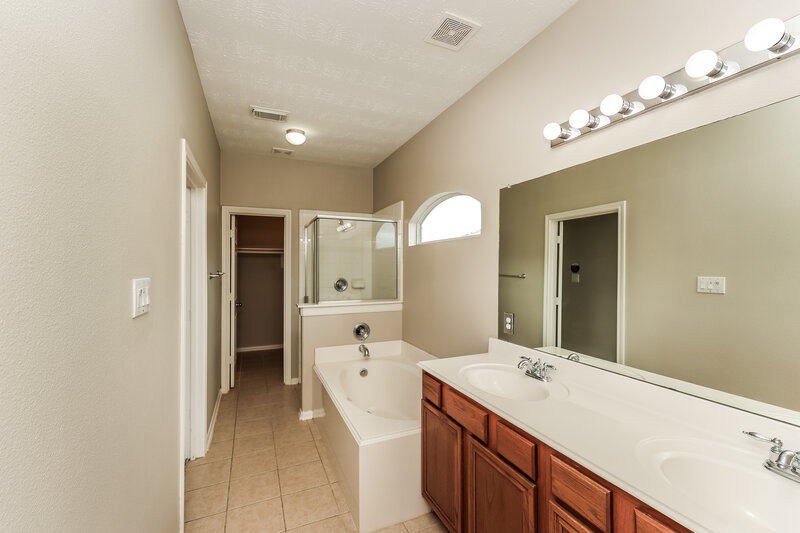1,790/Mo, 814 Forest Ivy Ln Houston, TX 77067 Main Bathroom View