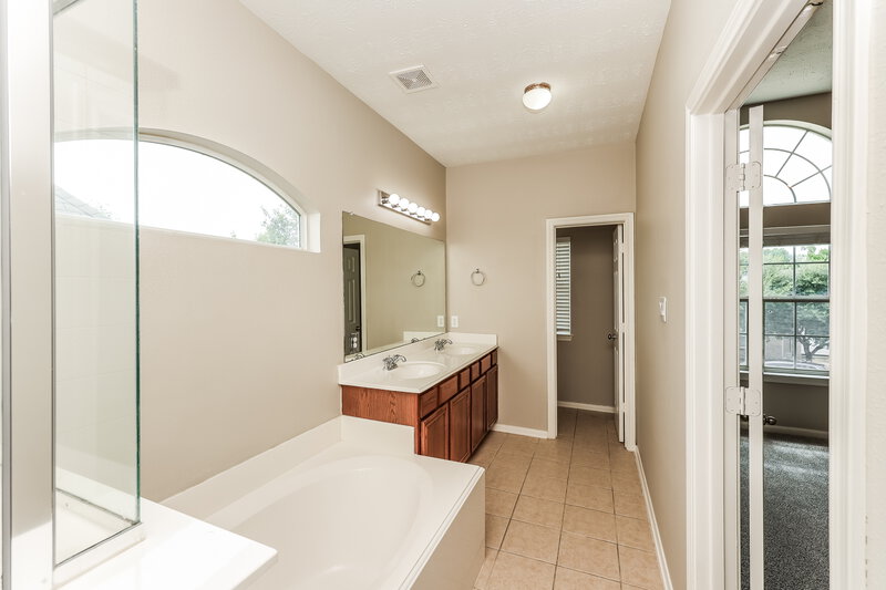 1,790/Mo, 814 Forest Ivy Ln Houston, TX 77067 Main Bathroom View 2