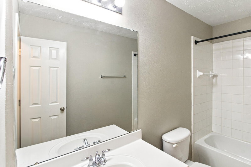 1,805/Mo, 814 Forest Ivy Ln Houston, TX 77067 Bathroom View